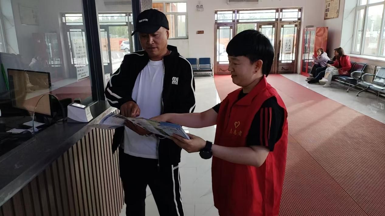 圖強林業(yè)局生態(tài)旅游發(fā)展公司開展志愿服務(wù)活動 旅游咨詢服務(wù)溫暖人心